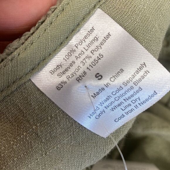 Boutique Lace Floral Overlay 3/4 Sleeve Tunic Top Size S NWT - Picture 8 of 8